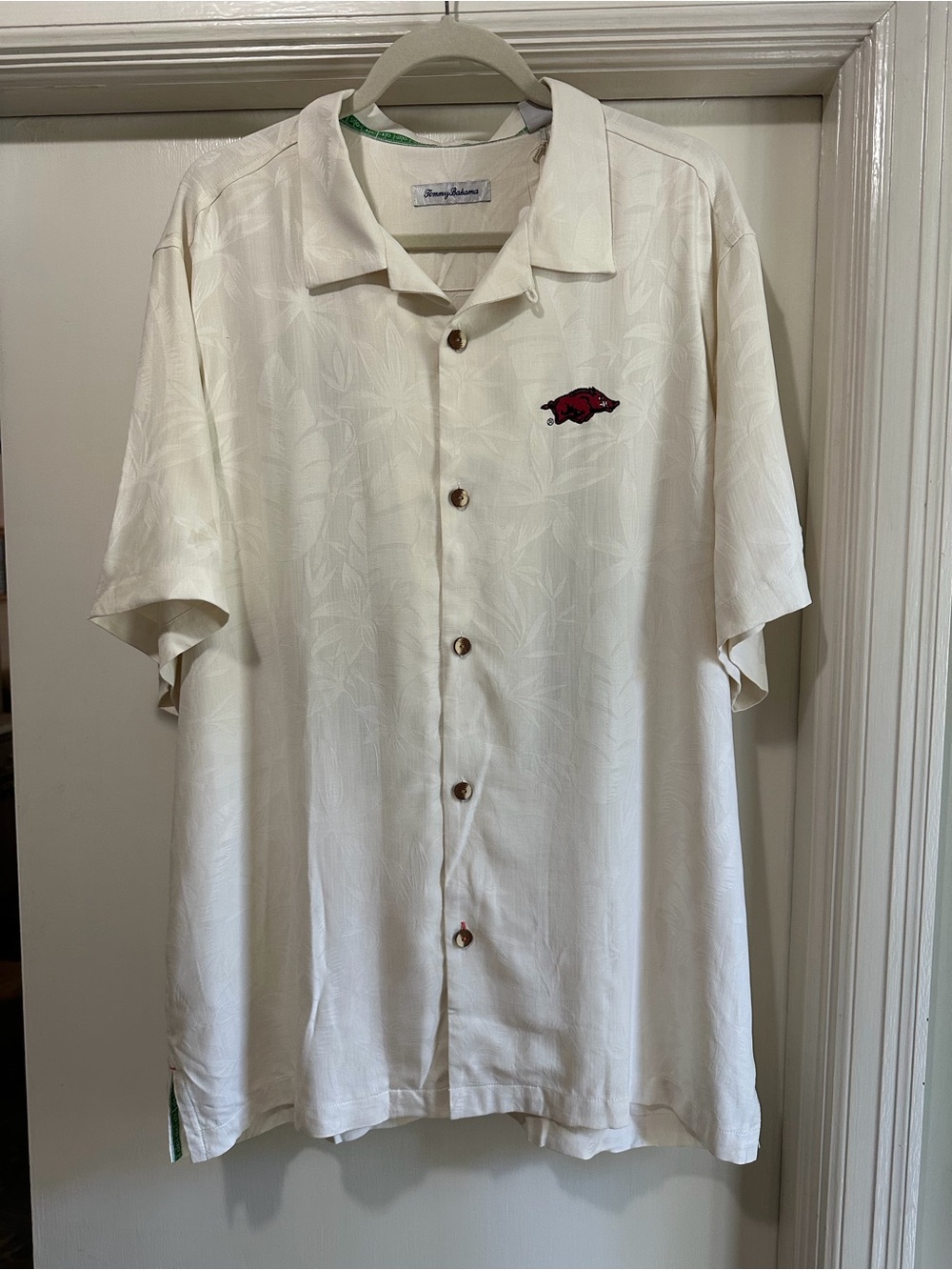Tommy Bahama NWT Men’s Cream Short-Sleeve Button-Up Shirt with Razorback Logo